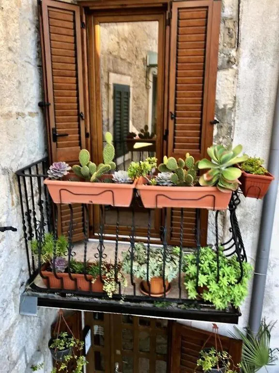 House In Varos سبليت 0*,