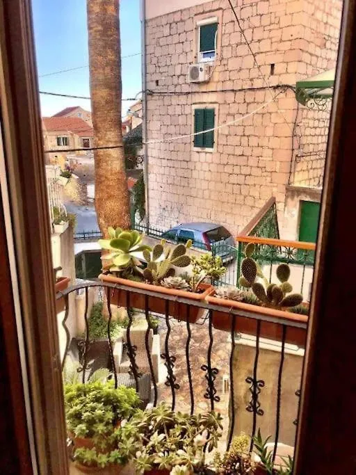 بيت للعطل House In Varos سبليت